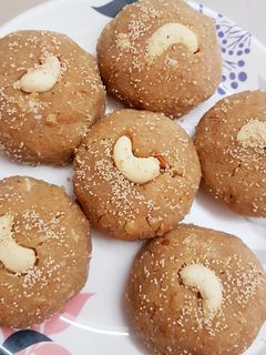 ચુરમાના લાડુ (Churma laddu recipe in gujrati) રેસીપી મુખ્ય ફોટો