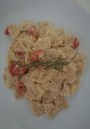 Une photo de Farfalles au crabe, tomates cerises et citron confit