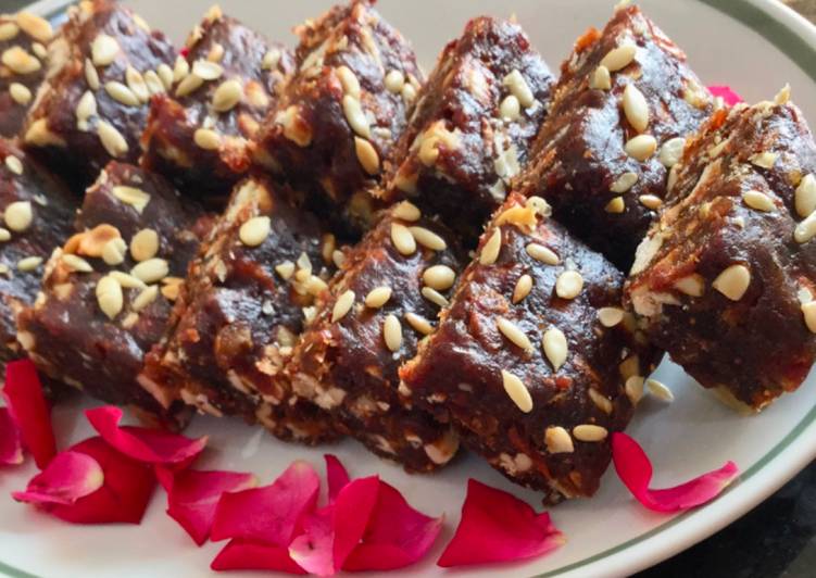 Easy Recipe: Delicious Dates & Nuts Energy Bar :::