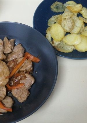Una foto de Solomillo de cerdo con cebolla y zanahoria a la soja