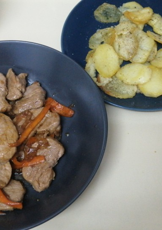 Una foto de Solomillo de cerdo con cebolla y zanahoria a la soja