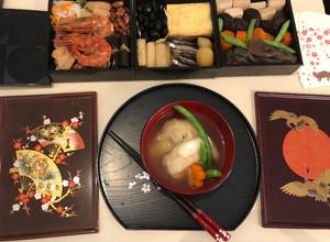 Una foto de Sopa de verduras y pastel de arroz glutinoso Japonés O-ZOUNI 🇺🇾🇯🇵お雑煮Cocina japonesa de Año Nuevo