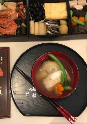 Una foto de Sopa de verduras y pastel de arroz glutinoso Japonés O-ZOUNI 🇺🇾🇯🇵お雑煮Cocina japonesa de Año Nuevo