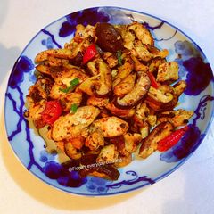 A picture of Stir fried chicken breast with Shiitake mushrooms 香菇炒鸡胸.