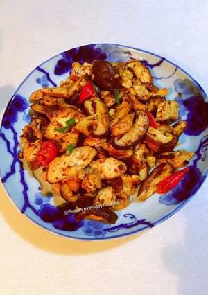 A picture of Stir fried chicken breast with Shiitake mushrooms 香菇炒鸡胸.