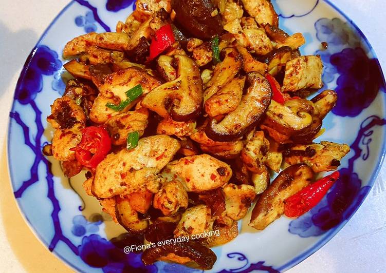 Stir fried chicken breast with Shiitake mushrooms 香�炒鸡胸