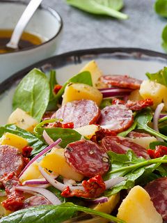 Una foto de Ensalada de patata, espinacas y salchichón casero