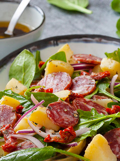 Una foto de Ensalada de patata, espinacas y salchichón casero