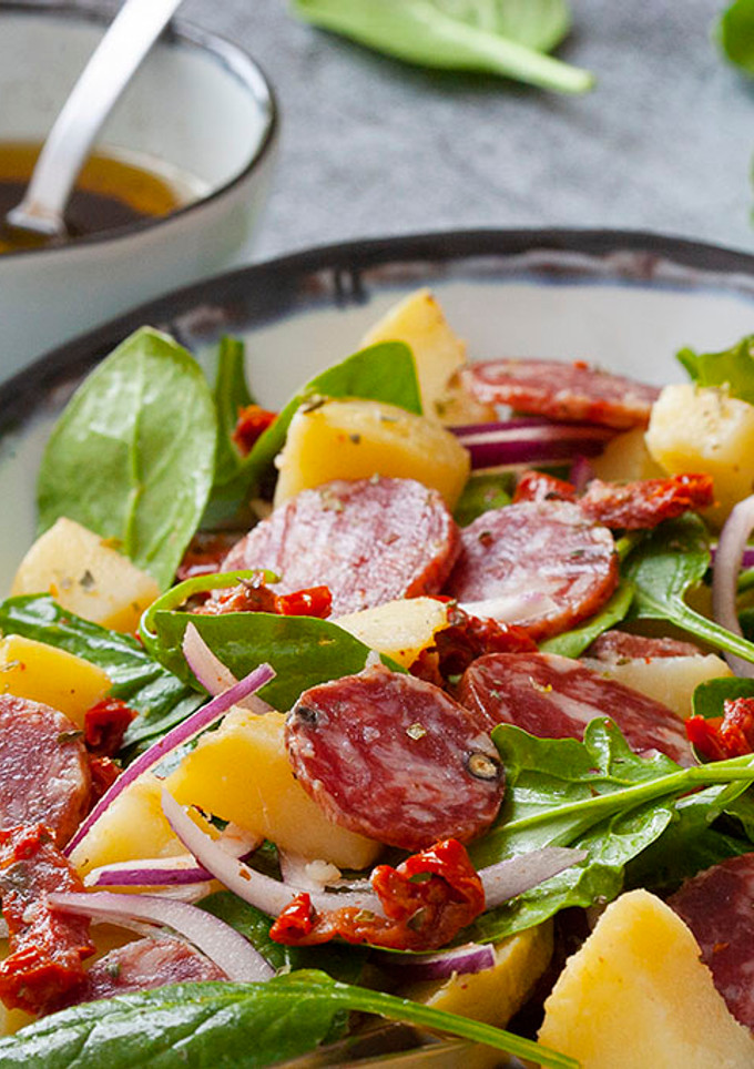 Una foto de Ensalada de patata, espinacas y salchichón casero