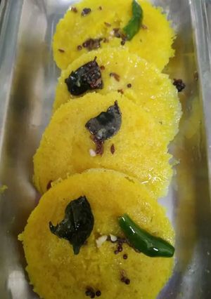 A picture of Idli dhokla.