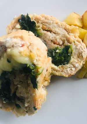 A picture of Polpettone ripieno con spinaci crudo e formaggio filante.