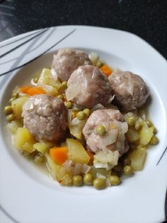 Una foto de Albóndigas a la jardinera