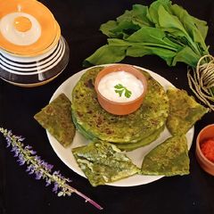 A picture of Spinach Potato Paratha.