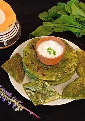 A picture of Spinach Potato Paratha.