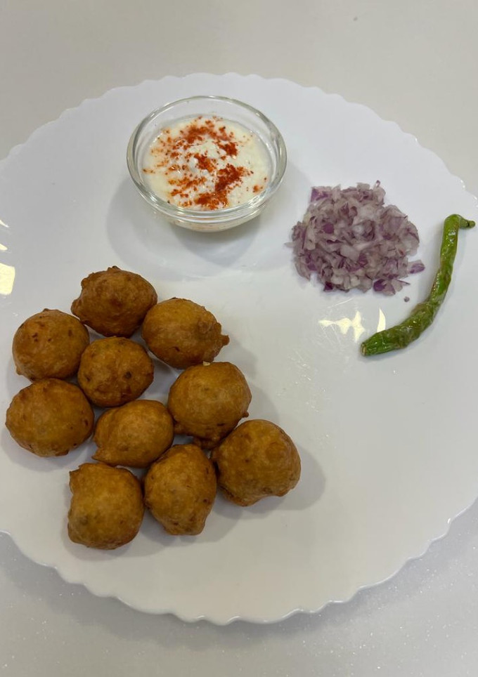 ડુંગળી મરચા ના ભજીયા (Dungri Marcha Bhajiya Recipe In Gujarati) રેસીપી મુખ્ય ફોટો