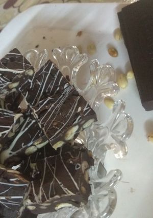 A picture of Chocolate peanut chikki.
