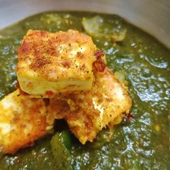 A picture of Paneer tikka masala in paalak gravy.