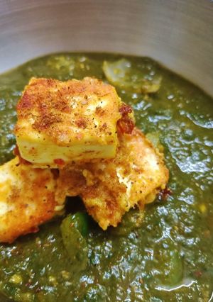 A picture of Paneer tikka masala in paalak gravy.