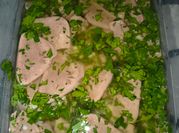 Una foto de lengua con ajo y perejil