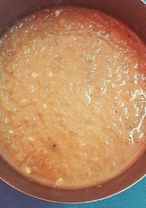 A picture of Onion tomato chutney.