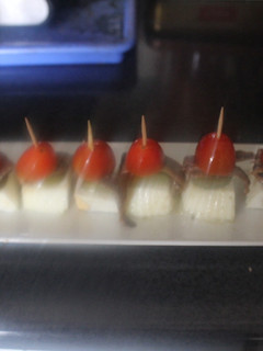 Una foto de Banderillas con huevos cuadrados, anchoas y cherry