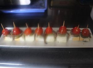 Foto principal de Banderillas con huevos cuadrados, anchoas y cherry