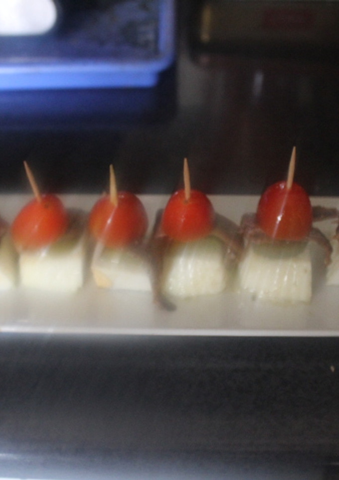 Una foto de Banderillas con huevos cuadrados, anchoas y cherry