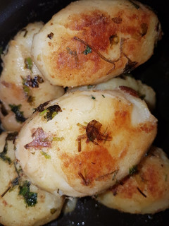 Una foto de Papas salteadas con cilantro