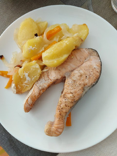 Una foto de Salmón al horno con verduras