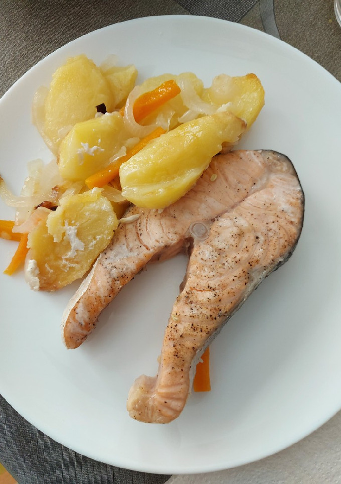 Una foto de Salmón al horno con verduras