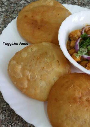 A picture of Daal kachori.