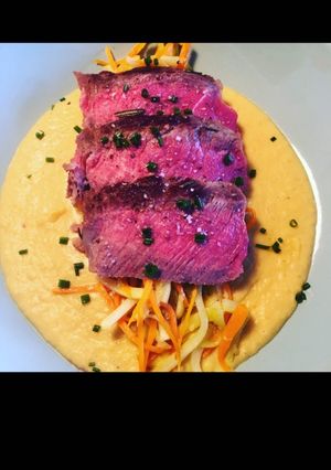 Une photo de Côte de Bœuf, crème de lentilles Corail au Curcuma et Julienne de légumes