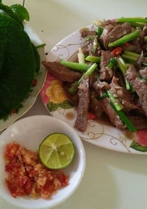 Hình của món Thịt trâu xào mỡ hành.