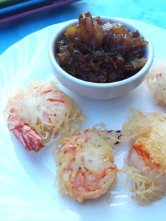 Una foto de Gambas fritas y chutney de mango picante