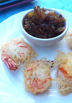 Una foto de Gambas fritas y chutney de mango picante