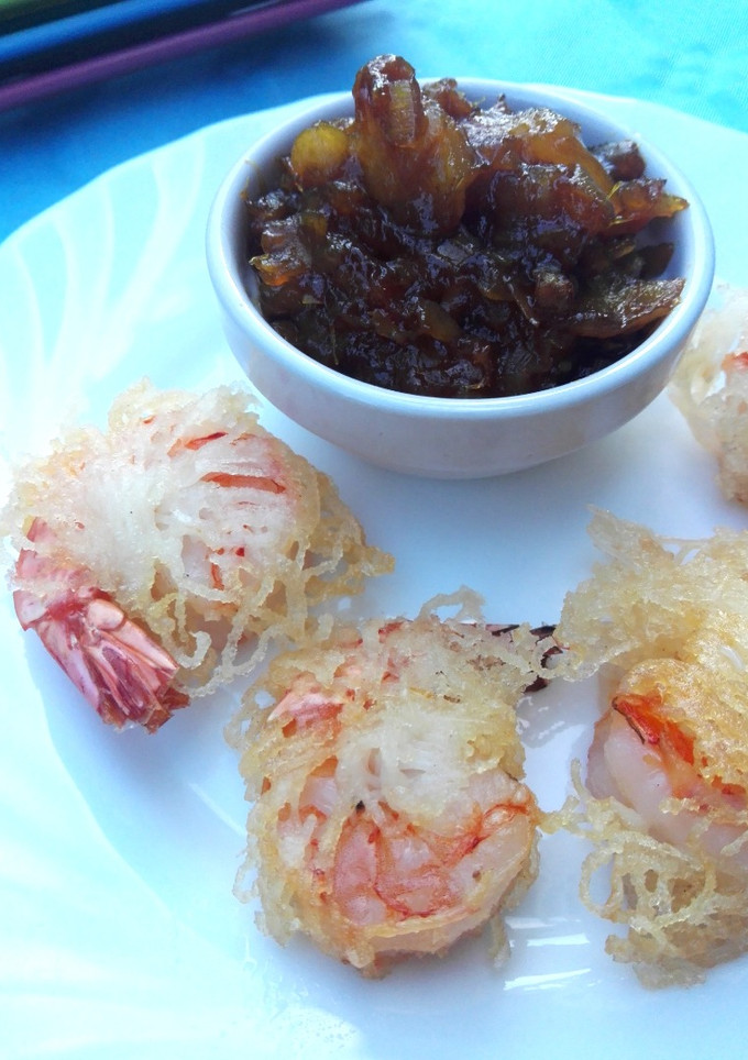 Una foto de Gambas fritas y chutney de mango picante