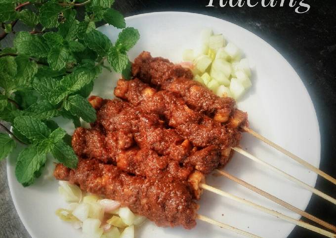  Bagaimana cara memasak Sate Tempe Bumbu Sambal Kacang yang sesuai selera