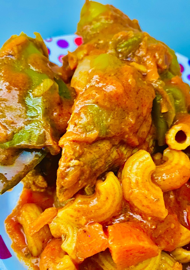 Una foto de TAPA DE 🥩ASADO🥩 PORCINA GUISADA (con fideos) 🍛🍲