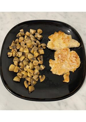 Foto di Scaloppine di pollo con il limone con i funghi champignon 🍋🍄‍🟫