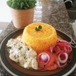 Pollo en Salsa Bechamel, Arroz Amarillo y Ensalada