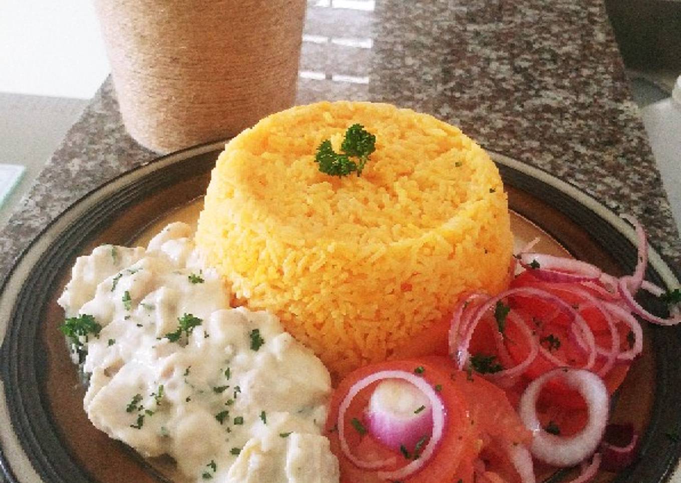 Pollo en Salsa Bechamel, Arroz Amarillo y Ensalada