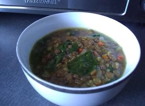 Una foto de Sopa de lentejas con limón y cúrcuma