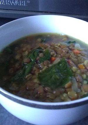 Una foto de Sopa de lentejas con limón y cúrcuma