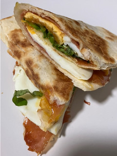 Una foto de Wrap relleno de jamón serrano y huevo frito