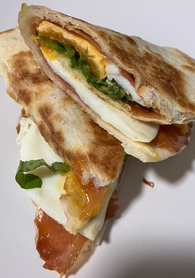 Una foto de Wrap relleno de jamón serrano y huevo frito