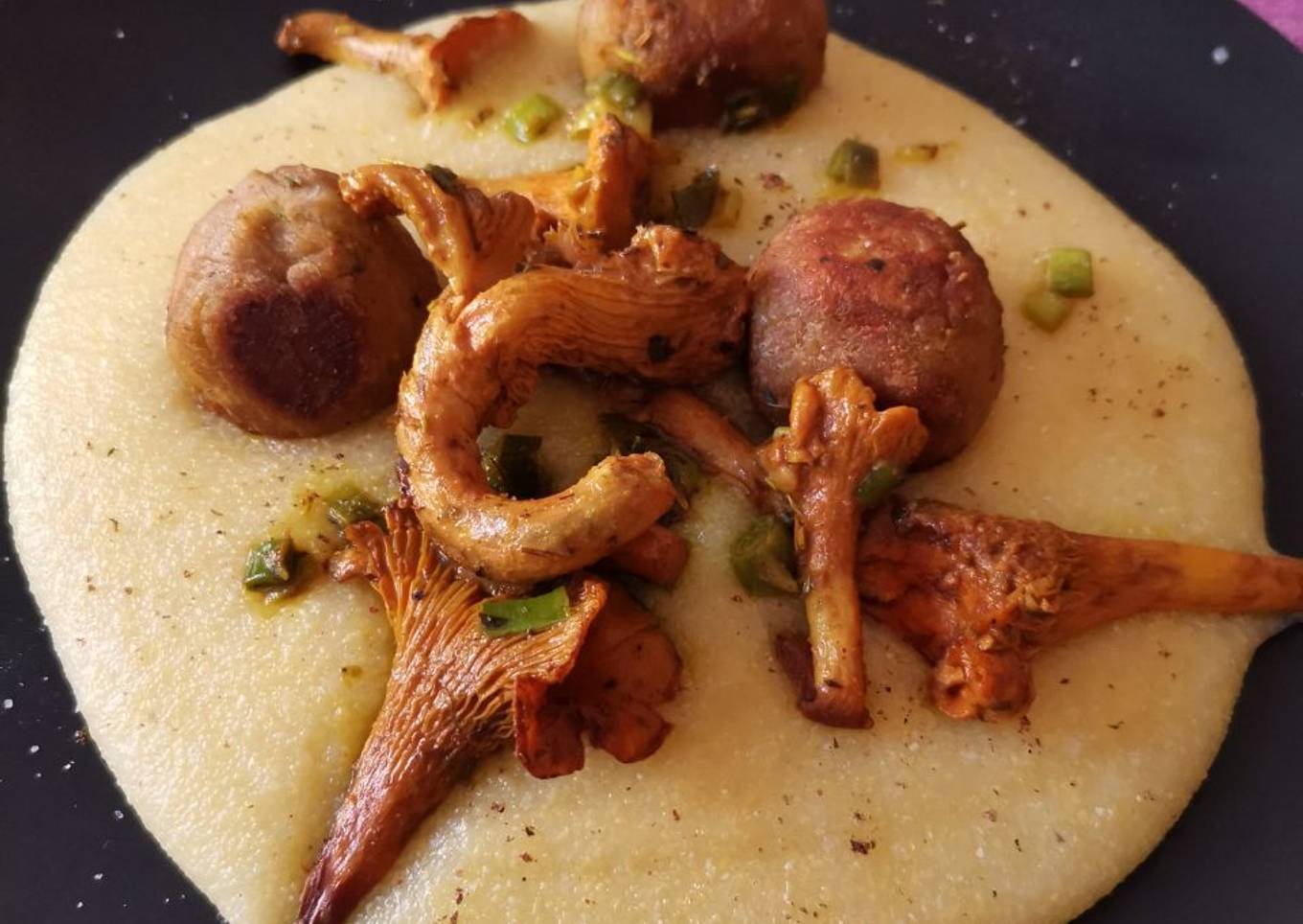 Albóndigas de lentejas con rebozuelos y polenta