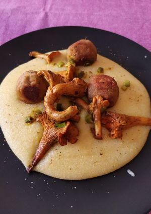 Una foto de Albóndigas de lentejas con rebozuelos y polenta