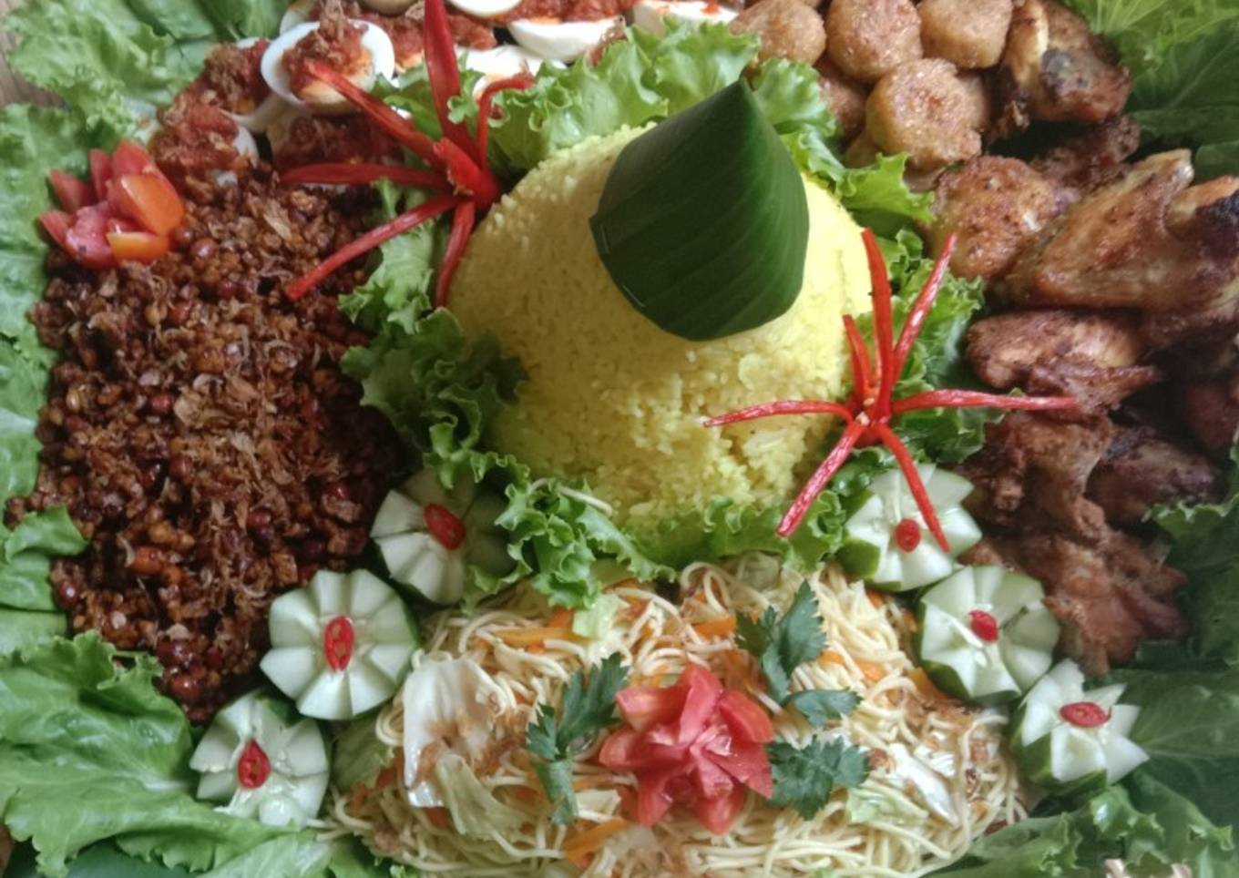 Tumpeng nasi kuning
