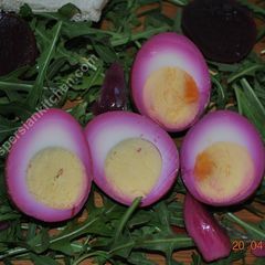 A picture of Pickled Eggs ترشی تخم مرغ.