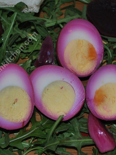 A picture of Pickled Eggs ترشی تخم مرغ.